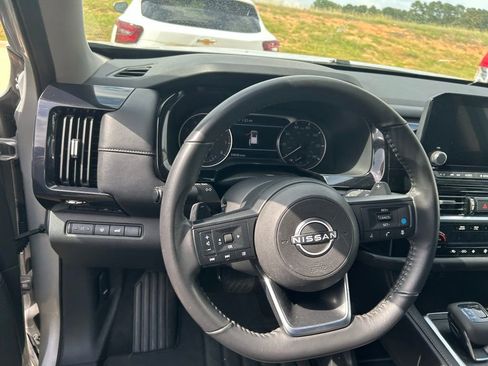 Used 2025 Nissan Pathfinder SV FWD image 5