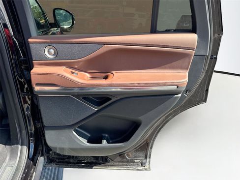 Used 2025 Lincoln Navigator Reserve image 10