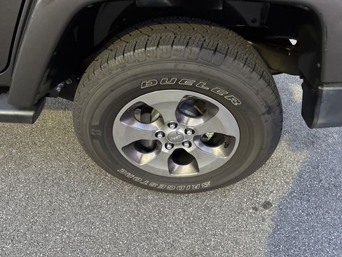 Used 2018 Jeep Wrangler Unlimited Sahara w/ Connectivity Group image 23