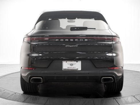 Used 2025 Porsche Cayenne AWD/4WD image 4