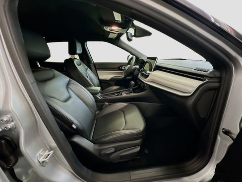 Used 2025 Jeep Compass Limited image 31