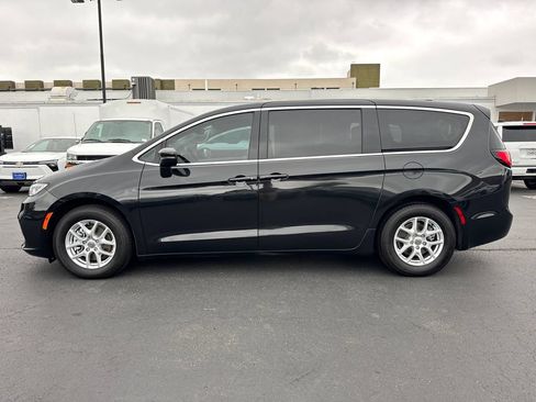 Used 2023 Chrysler Pacifica Touring-L FWD image 7