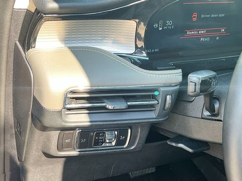Used 2025 Lincoln Corsair FWD image 10
