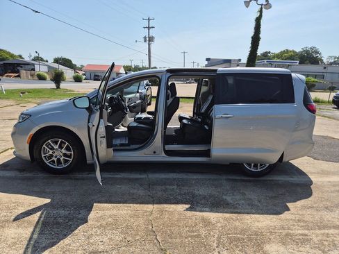 Used 2023 Chrysler Pacifica Touring-L FWD image 20
