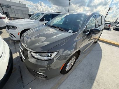 Used 2025 Chrysler Pacifica Select