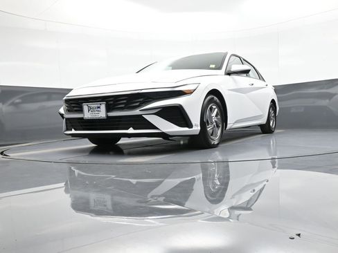 Certified 2025 Hyundai Elantra SE image 25