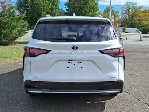 Certified 2023 Toyota Sienna Platinum image 5