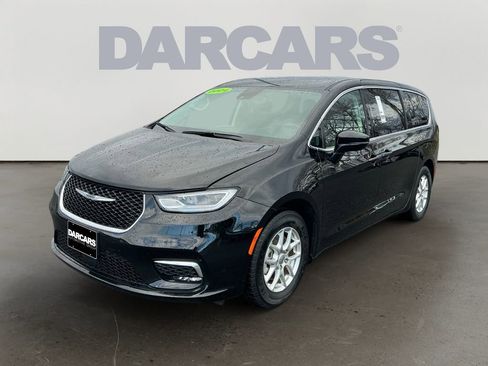 Used 2024 Chrysler Pacifica Touring-L FWD image 3