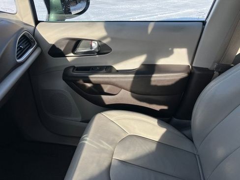 Used 2017 Chrysler Pacifica Touring-L w/ Tire & Wheel Group image 8