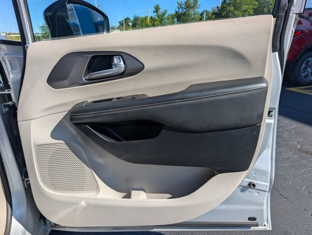 Used 2024 Chrysler Pacifica Touring-L FWD image 13