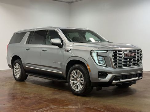 Used 2025 GMC Yukon XL Denali AWD/4WD image 22