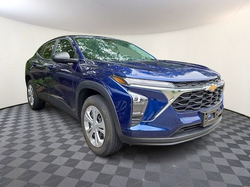 Used 2024 Chevrolet Trax LS w/ Driver Confidence Package FWD image 1