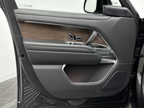 Used 2025 Land Rover Range Rover Long Wheelbase SE image 14