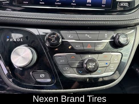 Used 2021 Chrysler Pacifica Touring w/ Uconnect Theater Family Group FWD image 30