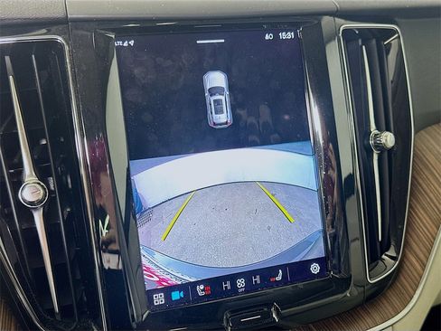 Used 2022 Volvo XC60 B5 Momentum w/ Climate Package image 10