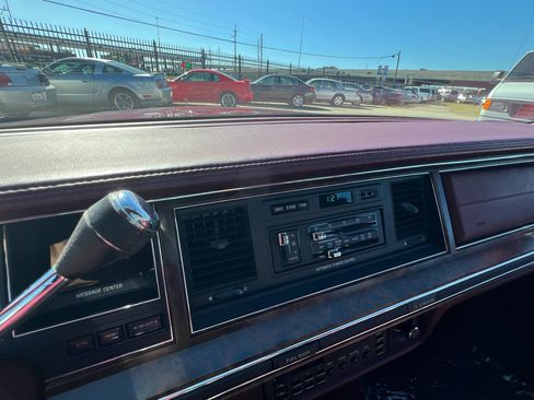 Used 1990 Lincoln Town Car image 54