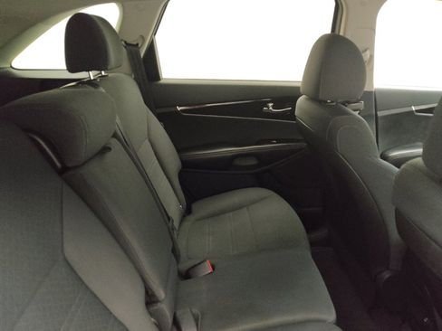 Used 2019 Kia Sorento L image 19