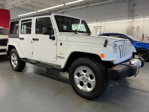 Used 2015 Jeep Wrangler Unlimited Sahara w/ Dual Top Group AWD/4WD image 5