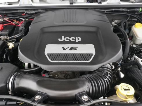 Used 2014 Jeep Wrangler Unlimited Sahara w/ Max Tow Package image 27