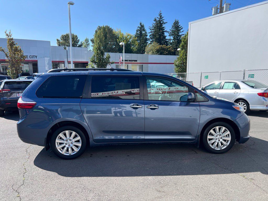 Used 2017 Toyota Sienna XLE Premium w/ Outdoor Package AWD/4WD image 3