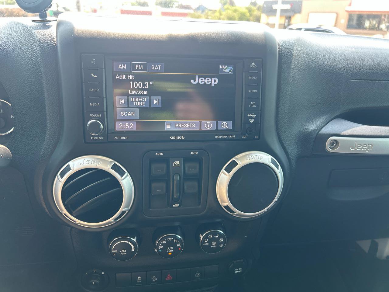 Used 2014 Jeep Wrangler Unlimited Rubicon w/ Connectivity Group AWD/4WD image 9