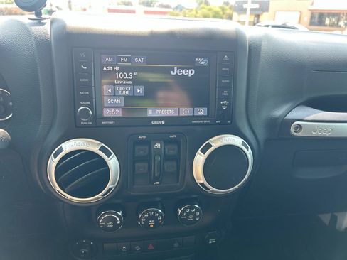 Used 2014 Jeep Wrangler Unlimited Rubicon w/ Connectivity Group AWD/4WD image 9