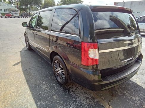 Used 2014 Chrysler Town & Country S image 9