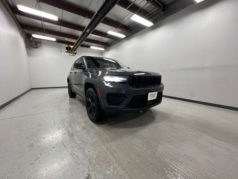 Used 2022 Jeep Grand Cherokee Altitude image 2