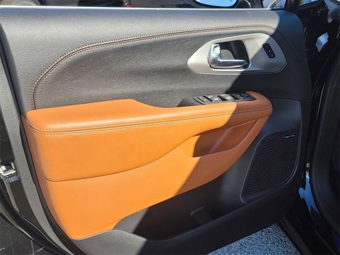 New 2026 Chrysler Pacifica Pinnacle image 8