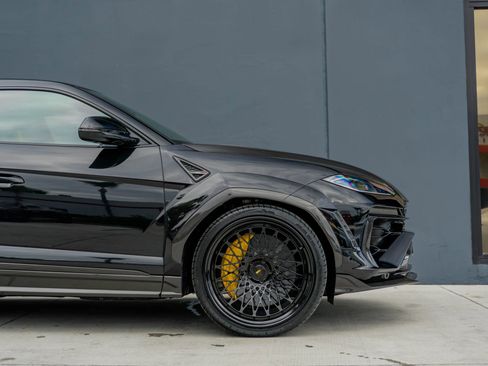 Used 2025 Lamborghini Urus SE image 42