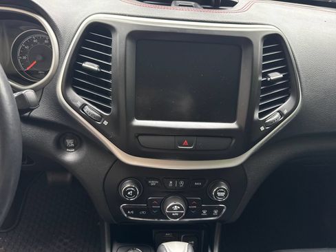 Used 2015 Jeep Cherokee Trailhawk w/ Comfort/Convenience Group AWD/4WD image 21