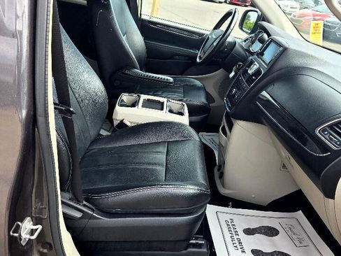 Used 2015 Chrysler Town & Country Touring image 13