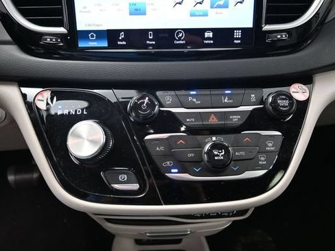 Used 2023 Chrysler Pacifica Touring-L FWD image 23