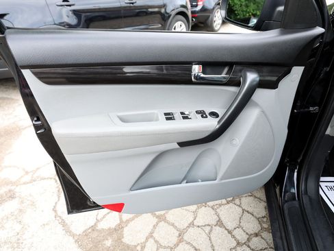 Used 2013 Kia Sorento LX w/ Third Row Pkg image 16