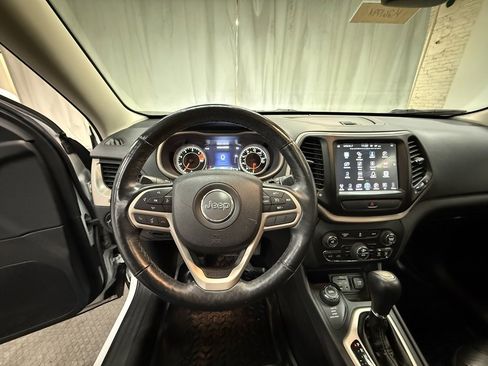 Used 2017 Jeep Cherokee Limited image 27