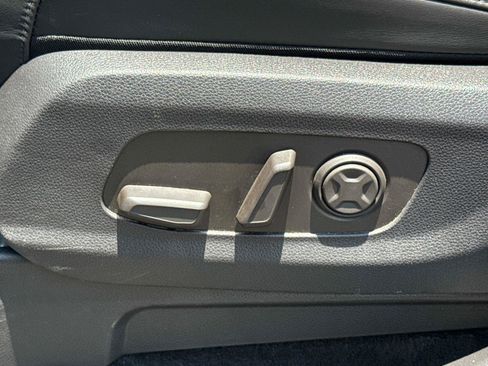 Used 2025 Kia Carnival FWD image 19