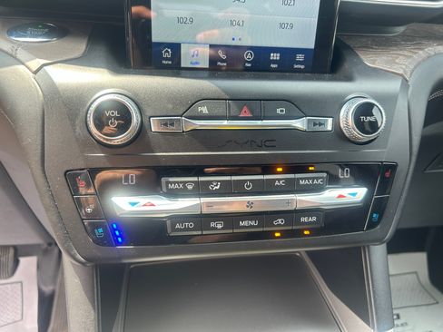 Used 2020 Ford Explorer Platinum w/ Premium Technology Package AWD/4WD image 22