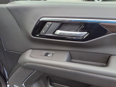 Used 2025 Chevrolet Suburban Premier image 26