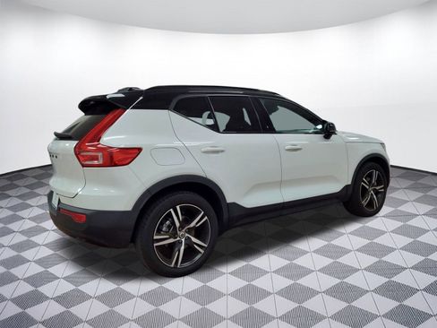 Used 2022 Volvo XC40 T5 R-Design image 8
