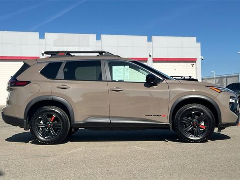 Used 2025 Nissan Rogue SV image 3