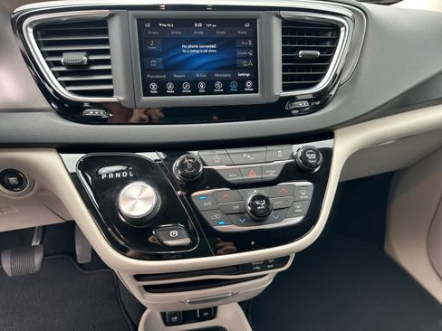 Used 2020 Chrysler Pacifica Touring-L FWD image 12