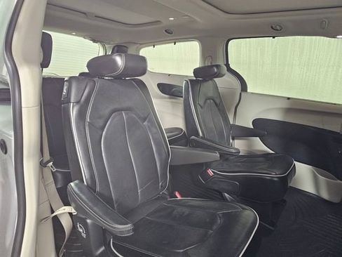 Used 2021 Chrysler Pacifica Limited image 14