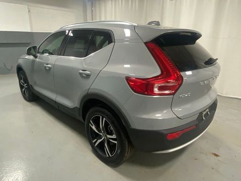 Used 2025 Volvo XC40 B5 Core image 2