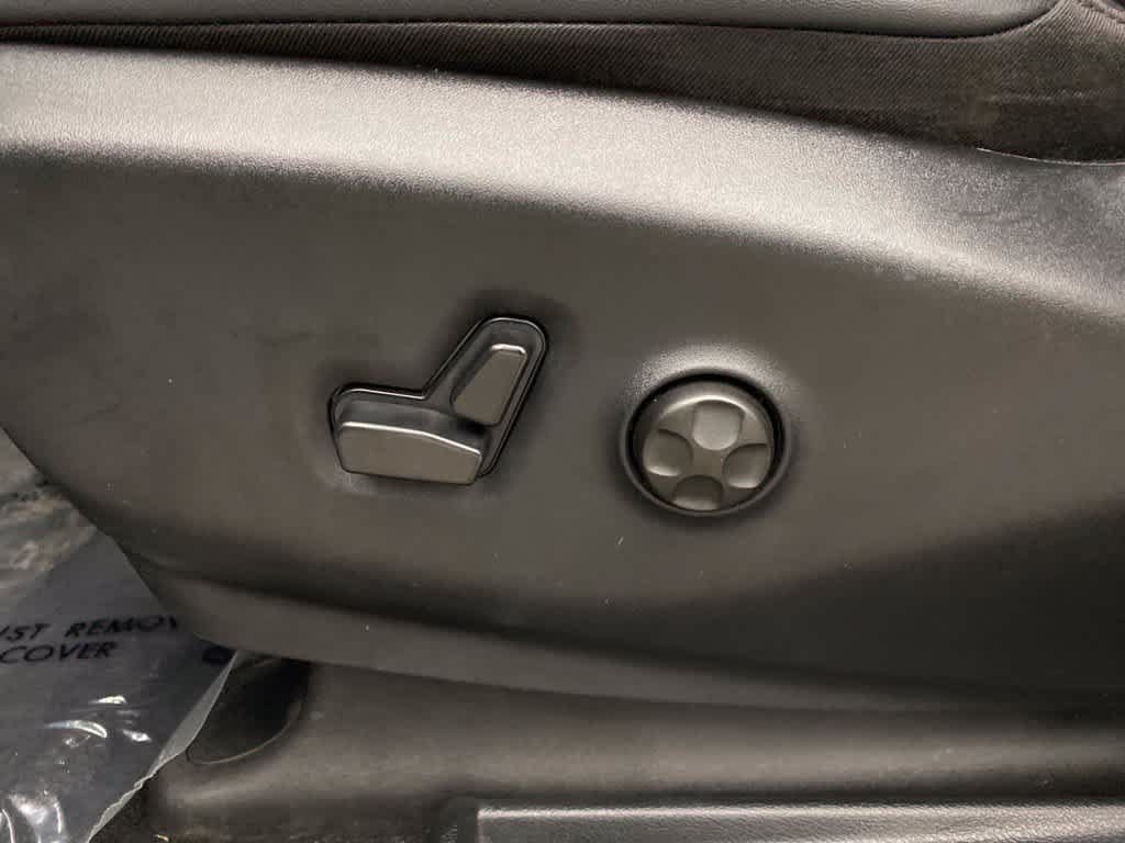 Used 2025 Chrysler Pacifica Select FWD image 13