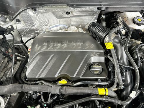 Used 2025 Chevrolet Trax LT FWD image 32