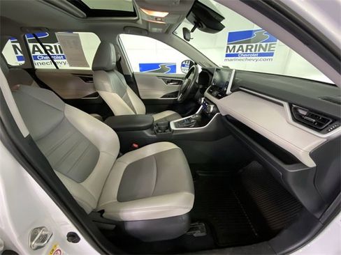 Used 2019 Toyota RAV4 XLE Premium image 34