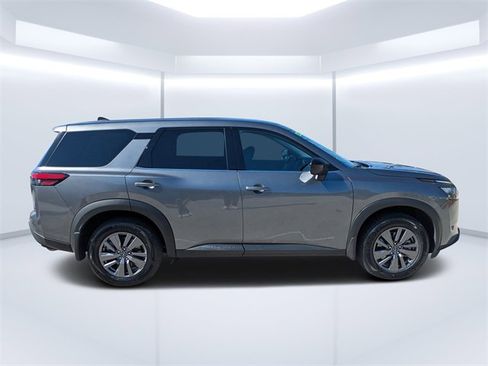 Used 2024 Nissan Pathfinder S image 2