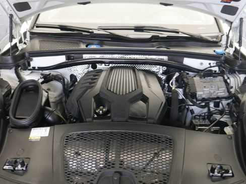 Certified 2023 Porsche Macan AWD/4WD image 12