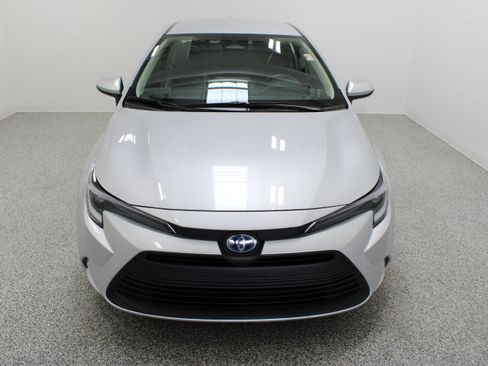 Used 2025 Toyota Corolla LE FWD image 3