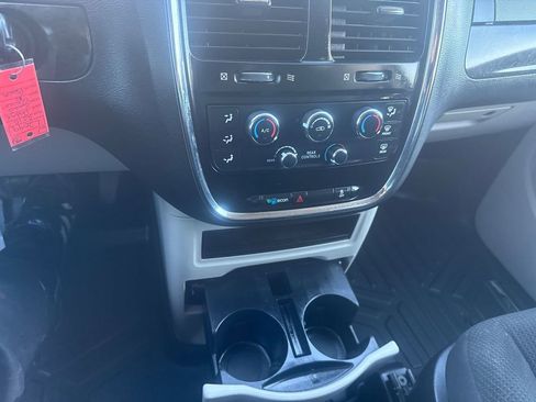 Used 2018 Dodge Grand Caravan SE w/ UConnect Hands-Free Group image 19